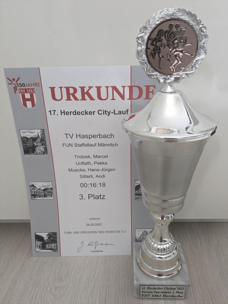 Urkunde und Pokal für den 3. Platz der Fun-Staffel beim Herdecker Citylauf