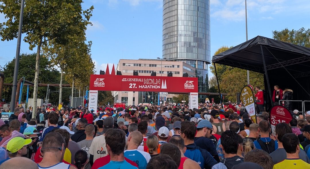 Startaufstellung beim Köln Marathon 2025 aus Läuferperspektive