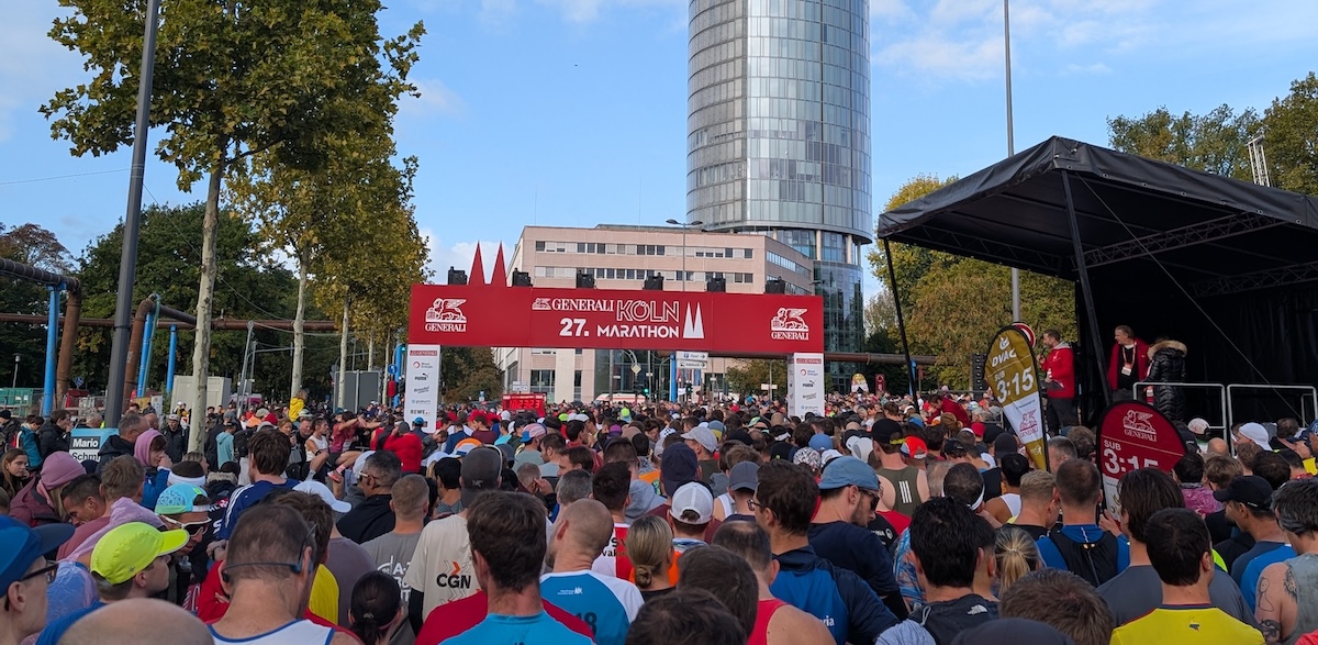 Startaufstellung beim Köln Marathon 2025 aus Läuferperspektive